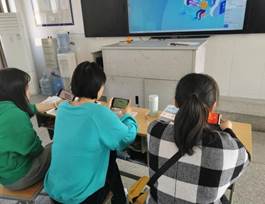 说明: 财贸教研组组织教师收看新中国史等课程教学视频